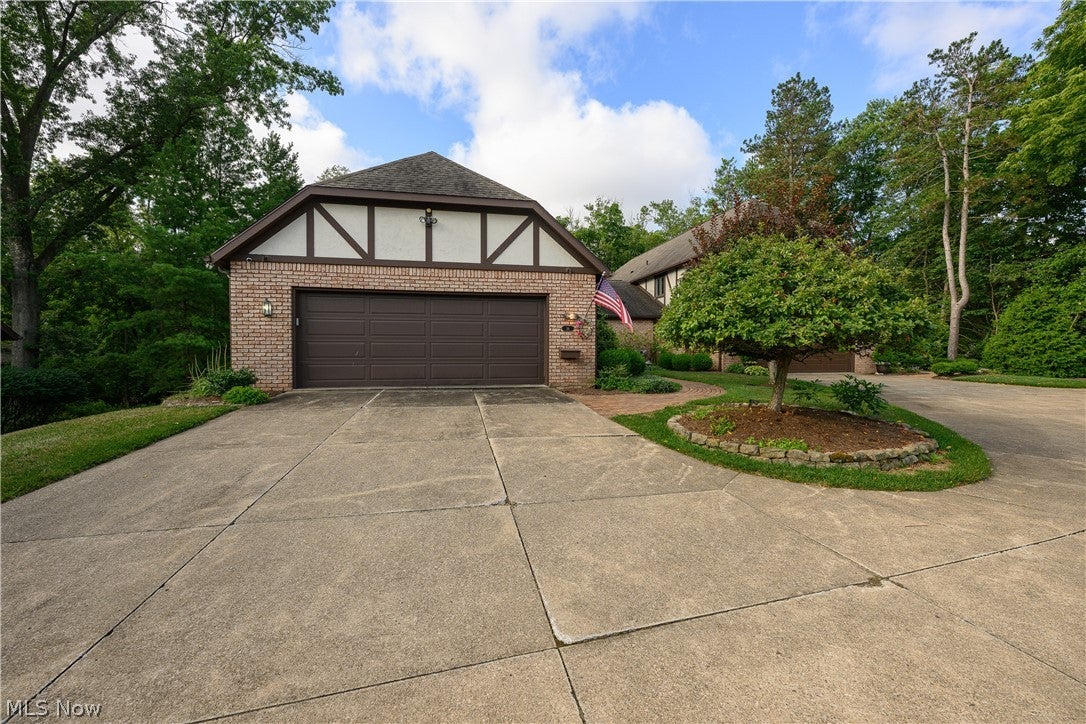 16 S Bentley Drive SE