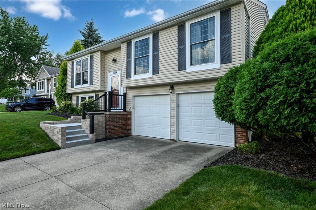 Photo of 1624 Kasserine Court, Twinsburg, OH 44087 (MLS # 5226437)