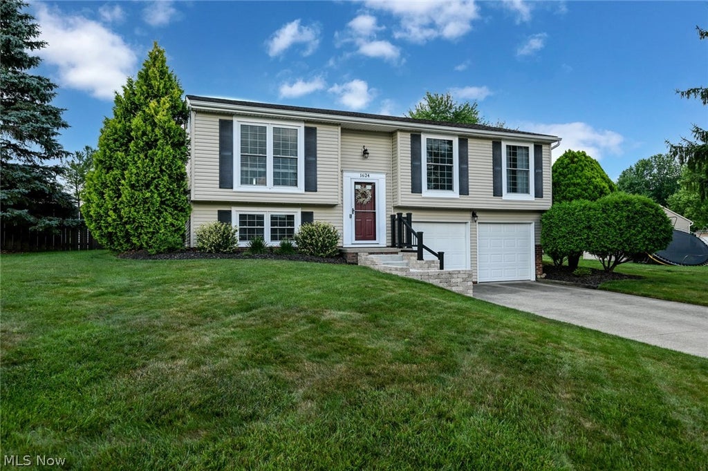 Photo of 1624 Kasserine Court, Twinsburg, OH 44087 (MLS # 5226437)