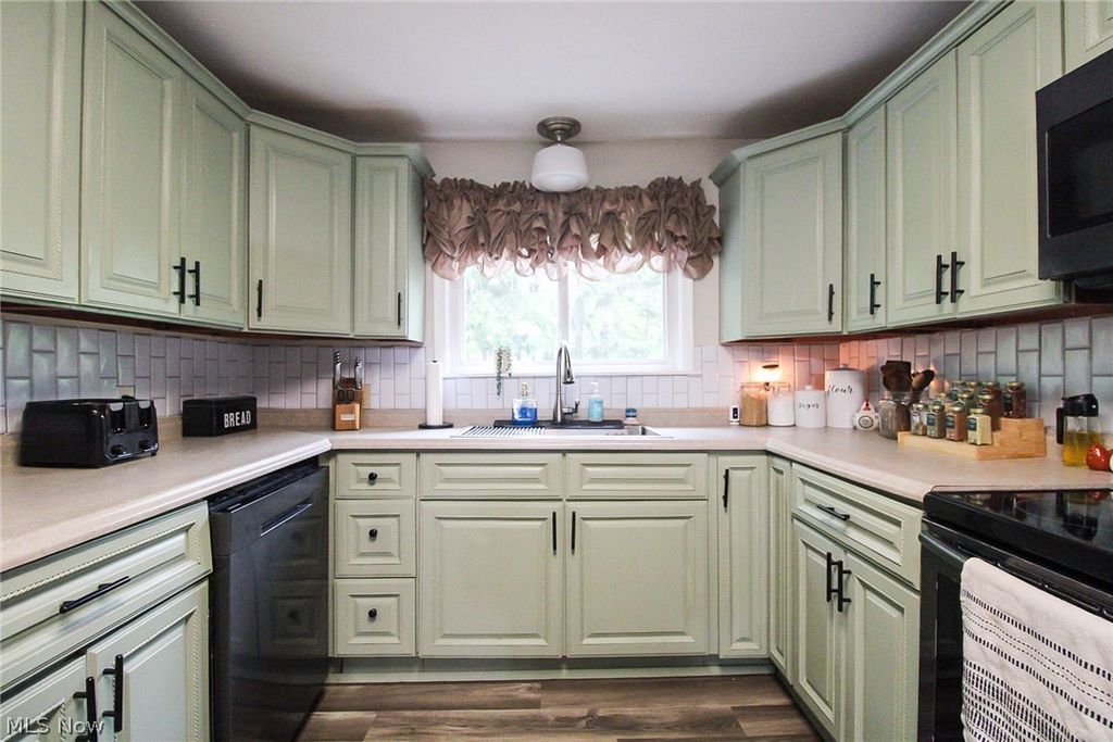 Photo of 8248 Dawson Drive SE, Warren, OH 44484 (MLS # 5210705)
