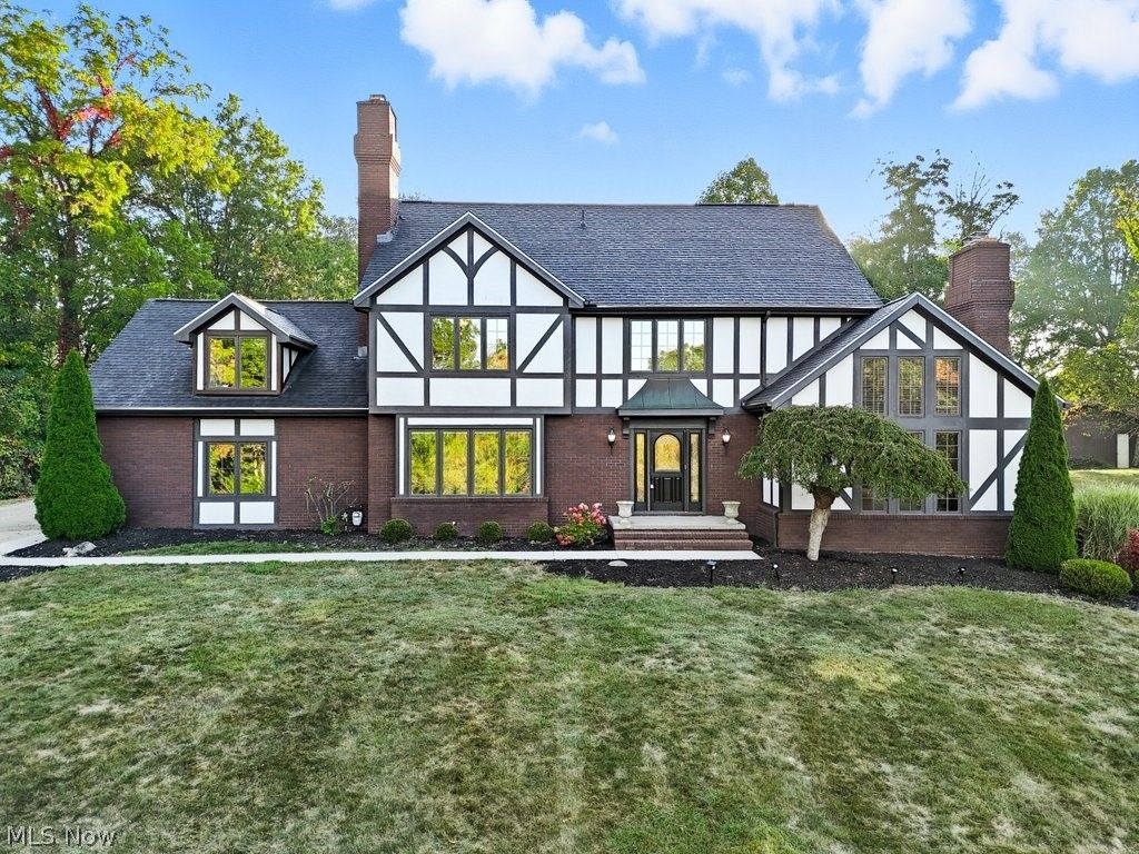 Photo of 2097 Albertson Parkway, Cuyahoga Falls, OH 44223 (MLS # 5188973)