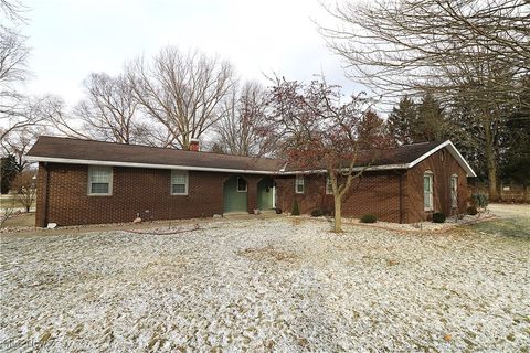 Photo of 102 Fairway Circle, Norwalk, OH 44857 (MLS # 5179045)