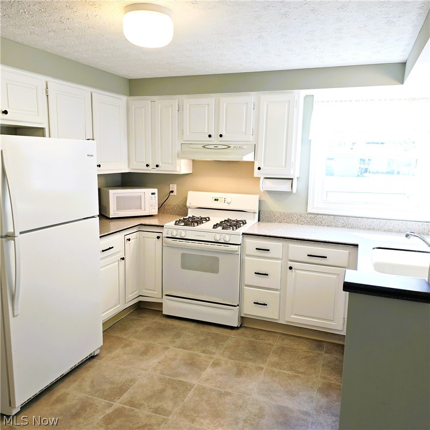 9898 Lakeview Circle