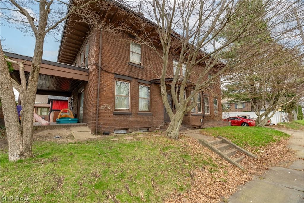 Photo of 528 Lincoln Way E, Massillon, OH 44646 (MLS # 5196241)