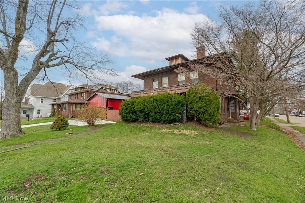 Photo of 528 Lincoln Way E, Massillon, OH 44646 (MLS # 5196241)