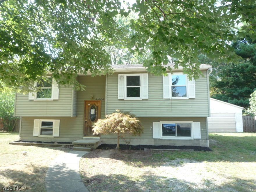 3 BR Bi-Level in Diamond Hill Estates.  Cul-de-sac setting!  Deck overlooks large Fenced Backyard!  2 Car Detached Garage.  Great potential here!  There are City Orders on this property.  This is a Fannie Mae HomePath Property.