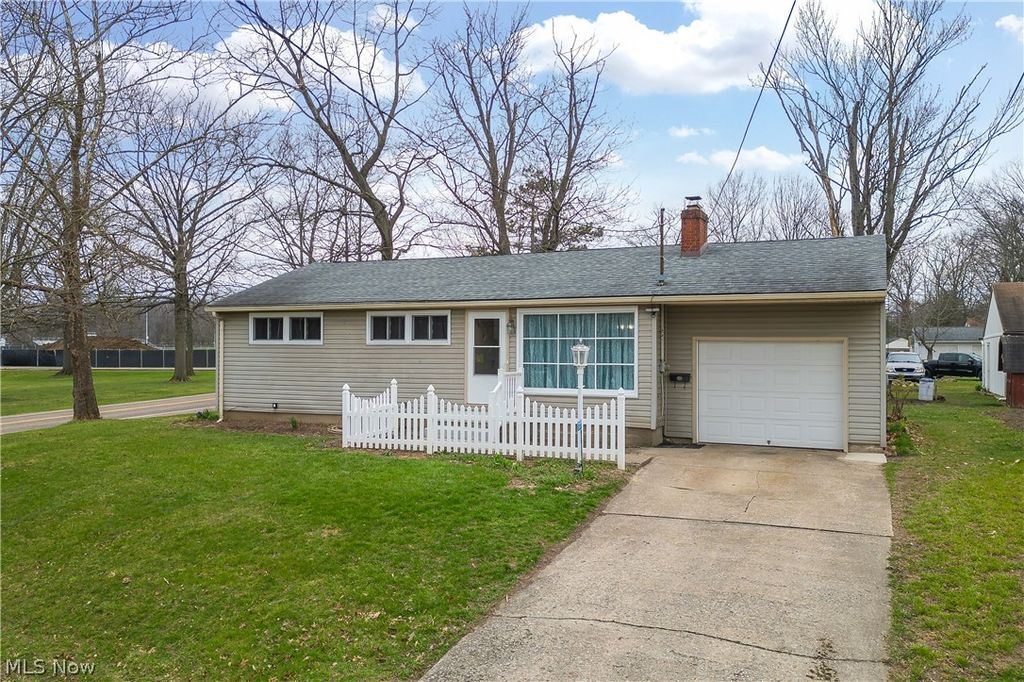 Photo of 517 Zern Avenue SW, Massillon, OH 44646 (MLS # 5197840)