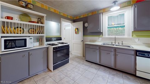 Tiny photo for 711 Victoria Avenue Ave, Williamstown, WV 26187 (MLS # 5202653)