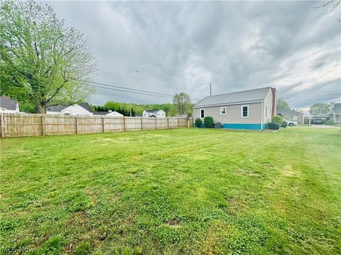 Tiny photo for 711 Victoria Avenue Ave, Williamstown, WV 26187 (MLS # 5202653)