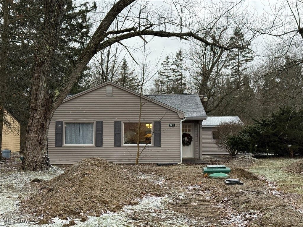 Photo of 922 Johnson Plank Road NE, Warren, OH 44481 (MLS # 5178399)