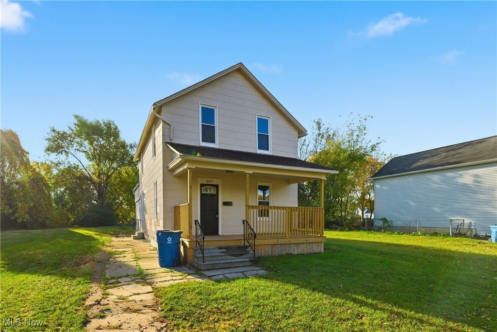 Photo of 207 W 13th Street, Lorain, OH 44052 (MLS # 5167702)