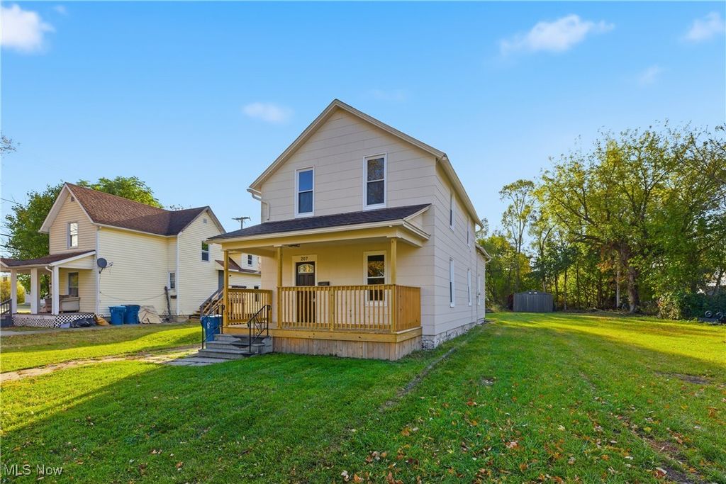 Photo of 207 W 13th Street, Lorain, OH 44052 (MLS # 5167702)