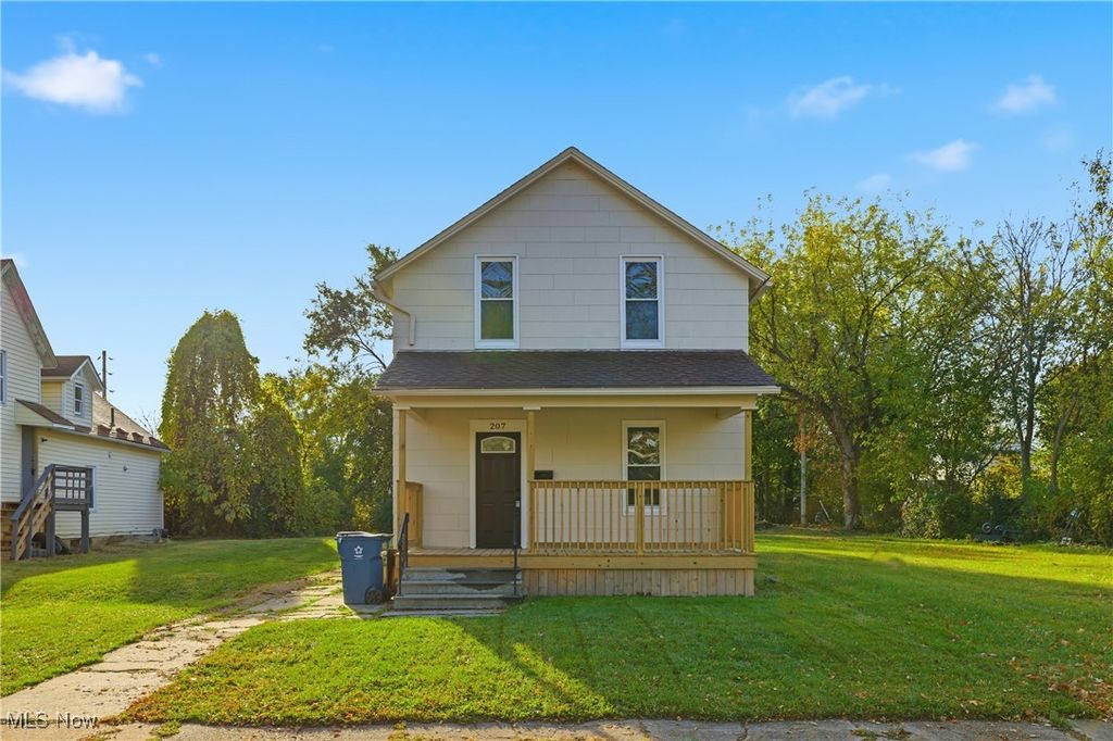 Photo of 207 W 13th Street, Lorain, OH 44052 (MLS # 5167702)