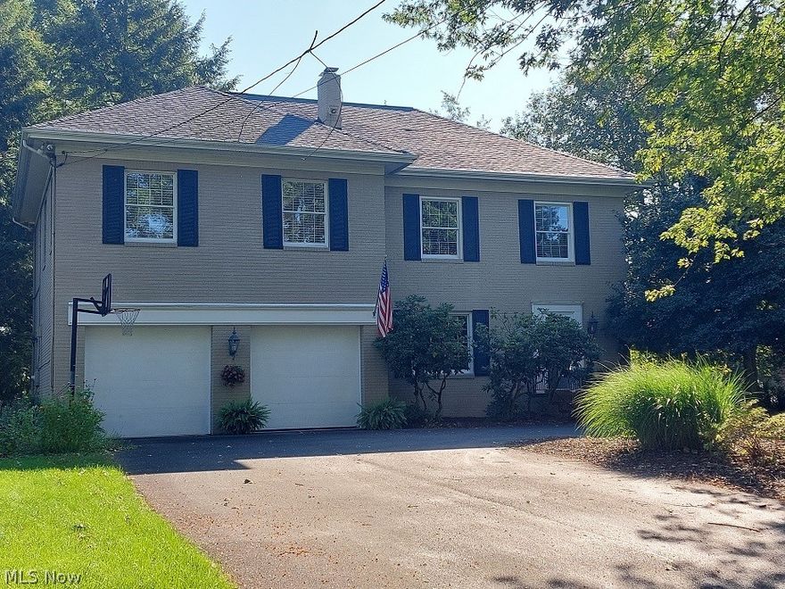 Don’t miss the opportunity to view this magnificent 4 bedroom
3-1/2 bath brick two story home located in the West end of
Steubenville in Country Club Estates. Home features a newly
remodeled kitchen with all stainless steel appliances, upgraded
main level hardwood flooring and first floor laundry room/office.
Home is enhanced with a governors driveway. The home has
two furnaces one gas in the basement, one electric in the attic.
Home features a sunken master bedroom with walk in closet
and 3 additional spacious closets. Home has a first floor family
room that leads to a relaxing deck which overlooks a 1/2 acre
lot. Off the kitchen is a computer/office area with steps leading to
an above grade recreation room with fireplace and loft.