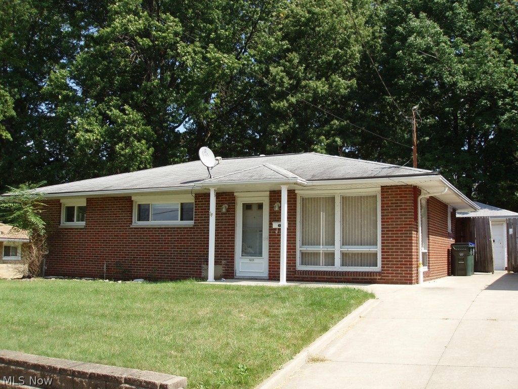 Nice 3 bedroom Brick Ranch.. Remodeled Kitchen and Bath. Fenced Yard. Garage w/opener.
A/C.
