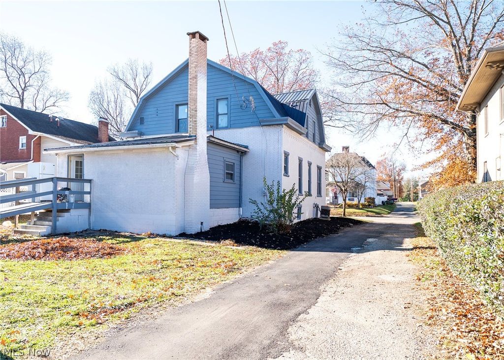 Photo of 911 N Water Street, Uhrichsville, OH 44683 (MLS # 5206367)