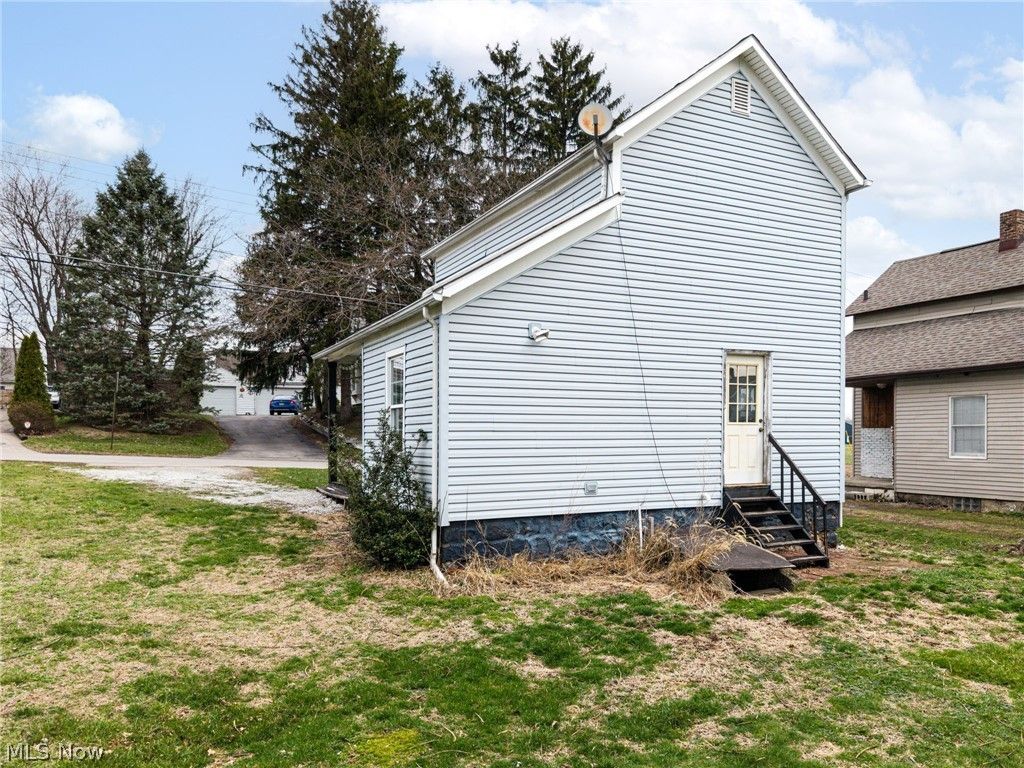 Photo of 918 Raymond Avenue, Barberton, OH 44203 (MLS # 5188743)