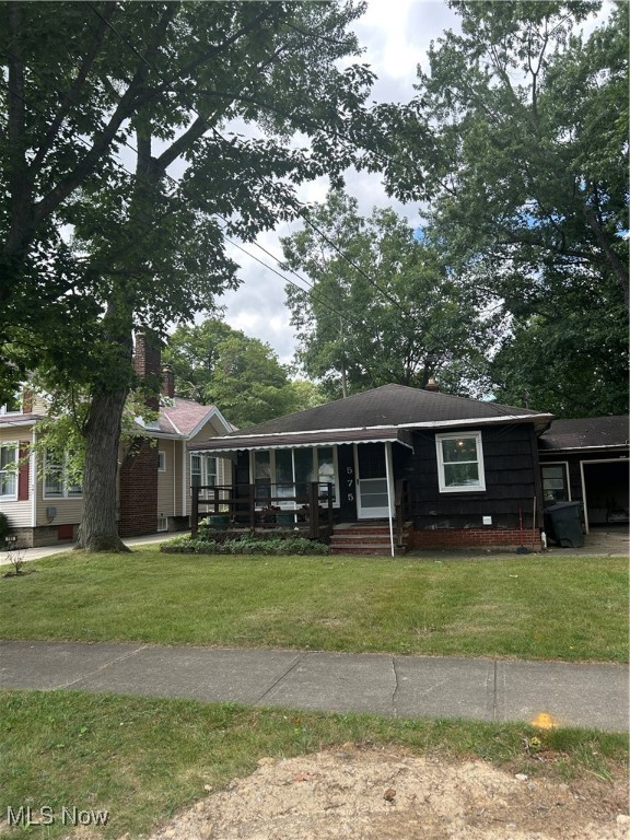 Ranch home with attached garage located near the Bedford Metro Parks & Downtown Bedford. Freshly painted throughout, new flooring (2025) in kitchen as well as granite countertops. Hardwood flooring throughout, finished basement with half bath. Front porch and back patio with deep back yard. Located in the Bedford School district. Makes for a great starter home.