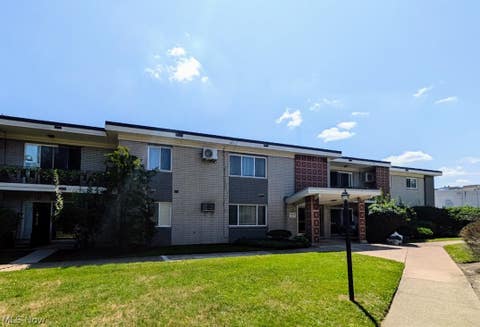 Photo of 1402 Golden Gate Boulevard #G201, Mayfield Heights, OH 44124 (MLS # 5239260)