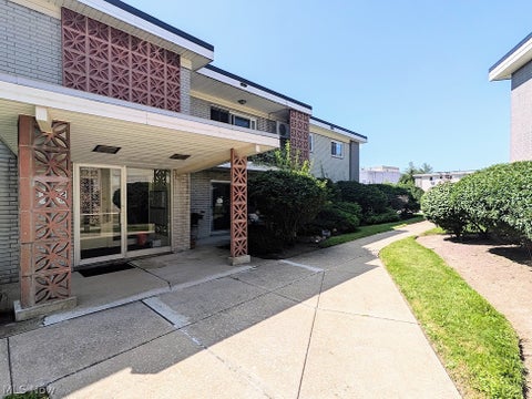 Tiny photo for 1402 Golden Gate Boulevard #G201, Mayfield Heights, OH 44124 (MLS # 5239260)