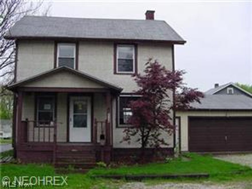 3 bedroom 1 bathroom with a two car garage attached. Very spacious with a fenced in backyard. Pets welcome with some restrictions. Please ask about our pet policy. Deposit is the same as one months rent. $50 application fee required. Background and eviction check is a must.