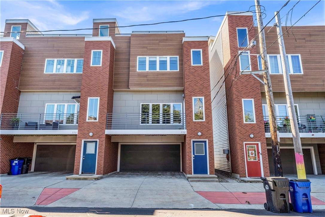 5707 Bridge Ave, Cleveland - Spacious 2-bed 2.5-bath single-family home! //
$ 2650 rent / $ 2650 deposit //
$55 application fee per adult //
1-2 pets OK in this unit. After application pre-approval, a PetScreening is required for any animals to proceed with one of our properties; a PetScreening affidavit is still required if you have no pets. (Some breed restrictions apply per HUD guidelines). //
NO SMOKING //
1 time $199 non-refundable set up fee paid at lease signing //
$35/month required resident benefit package; can include personal property/liability insurance for an additional $10/month for $45/month total. //
After application Pre-Approval 1 applicant per household application is required to fill out a PetScreening application, before being about to proceed with placing a Reservation Fee for one of our properties. You will receive a pre-approval for your application and in order to proceed, the PetScreening is required. Even if you have NO pets - this application must be filled out. One time, non-refundable pet fee of $250-600 per animal applies to all pets & must be paid before or when you pay your first month rent. (No fee for qualified assistance animals). //
Our application is processed through secure site: Findigs, and they require ID and income verification. Without this, your application will not be processed. They offer 24/7 chat support on their application directly if you have any questions. //
BEDROOMS:2 //
BATHROOMS:2.5 //
APPLIANCES PROVIDED: Fridge, stove, microwave, and dishwasher //
UTILITIES / RESIDENT RESPONSIBILITY: Residents are responsible for all utilities including: water/sewer/trash, gas & electric and are responsible to maintain lawn care maintenance & snow removal. //
Serious inquiries only.