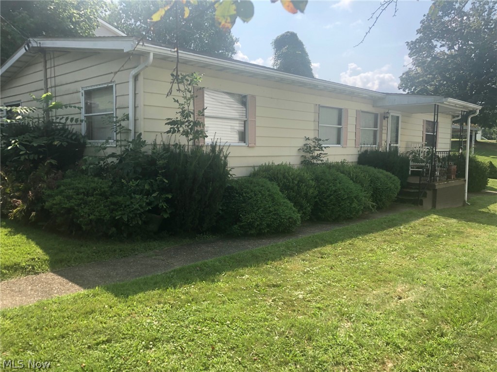 3 bedroom 2 bath home on a nice lot. With a little tlc for the price you could have a nice home in St. Clairsville. Perfect size for a first home or someone wanting to downsize. Newer roof and central air and furnace have been serviced.