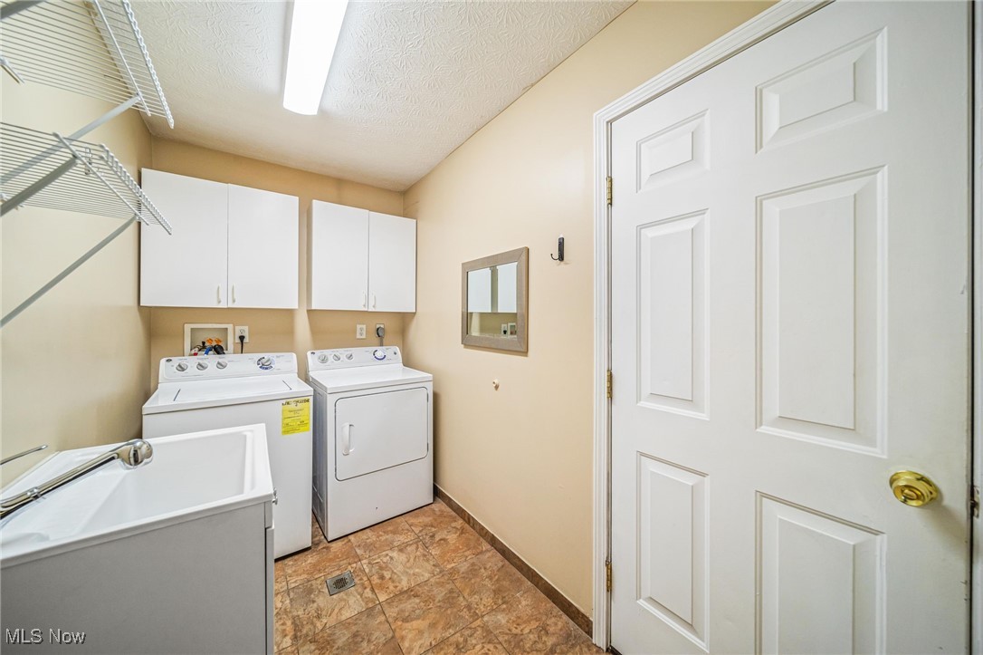 Painesville Township, Ohio 44077, United States, 3 Bedrooms Bedrooms, ,2 BathroomsBathrooms,Residential,Pending,17585