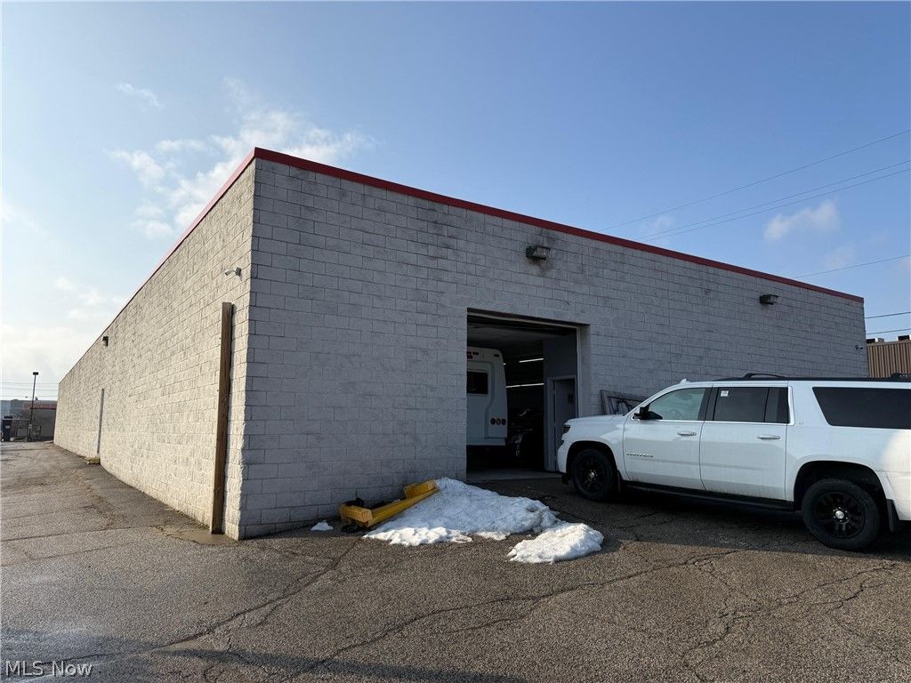 Photo of 4633 Northfield Road, North Randall, OH 44128 (MLS # 5192914)