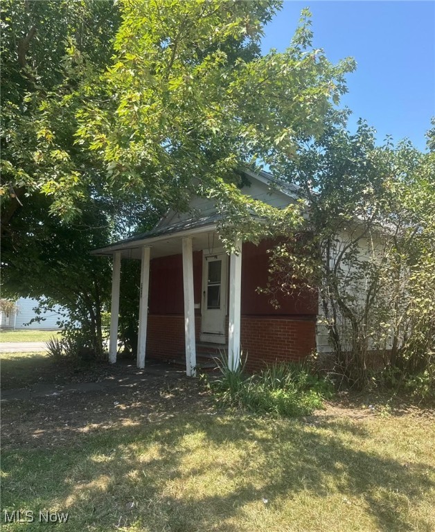 Discover the potential in this 3-bedroom ranch featuring a full bath and kitchen, all on one convenient level. Situated on a spacious corner lot, this property offers plenty of room to create your dream home—perfect for either investment or personal residence—with a comfortable front porch.
Located just minutes from Lorain’s many amenities, including restaurants, shopping, and the beautiful beaches of Lake Erie. Bring your imagination, schedule your showing today, and make this home yours!