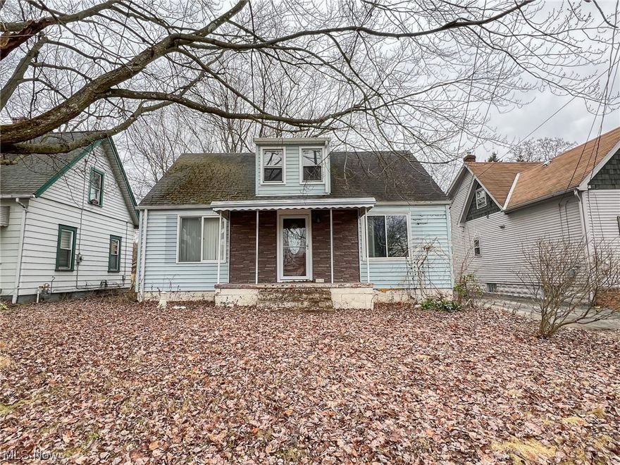 Welcome to 425 8th St, This charming 4 bedroom, 2 bath home in  Struthers school district is ready for you to make it your own. With a beautiful additional back family room and new glass sliding doors overlooking the spacious backyard, this home offers endless possibilities for creating your dream living space. Don't miss out on this incredible opportunity - schedule your showing today and seize the chance to own a home that's priced to sell!