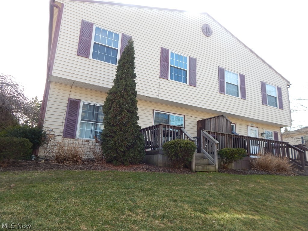 Welcome home to Williamsburg Court Condominium M-2. Spacious three bedroom, updated kitchen and dining area.
Enjoy the extra finished space in the open stairway lower level. Full size deck off slider for afternoon relaxing.
Conv. location near shopping, highway and parks.