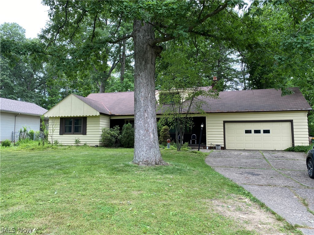 A solid house on a huge 100X337 lot in Seven Hills needs TLC and someone to make it pretty again. Perfect for an investor. House to be sold AS IS. Owner will not make any repairs.