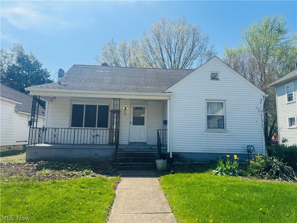 Photo of 509 W 24th Street, Lorain, OH 44052 (MLS # 5203387)