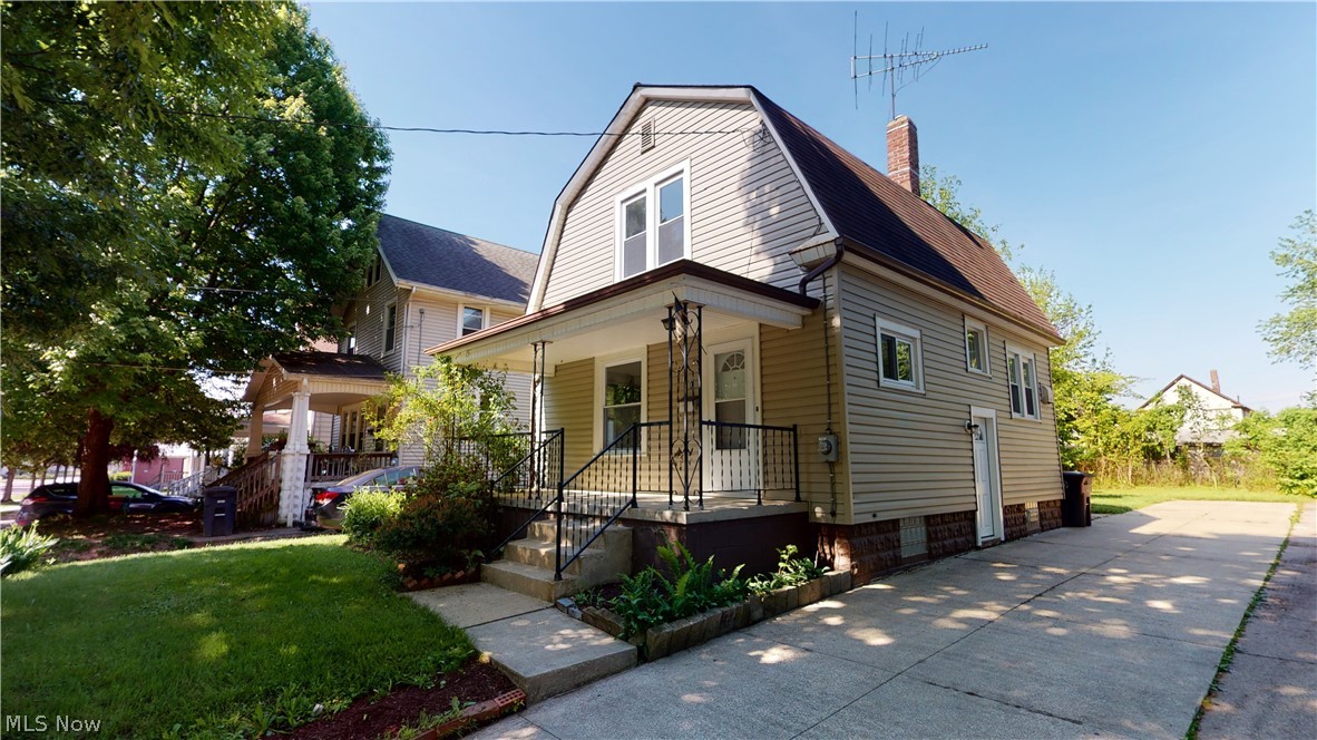 Nicely updated 2 bedroom 1.5 bathroom Home.
Updates include New bathrooms, New flooring and paint throughout.
Home warranty.