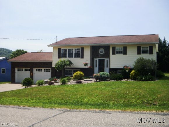 Very nice home, well maintained - large light and bright kitchen with new flooring - nicely redone upstairs bath-nice sized bedrooms - newly painted lower level bedroom with lots of light - large family room with fireplace - huge laundry with new flooring - oversized 2 car garage - very nice lot with beautiful landscaping and a wonderful private deck. #5125 Elem: Newport Elementary School Elem/Bus: N JrHigh: Frontier Middle JrHigh/Bus: Y High: Frontier High School High/Bus: Y Fire: VOL Police: SHF PossFreeGas: N ;SQFT=Fin L1:1040, Fin Bsmt:1040, Fin Above:1040, Fin Total:2080, Unfin Bsmt:0, Unfin Above:0;GAR= 2 Car Att, Opener(s)