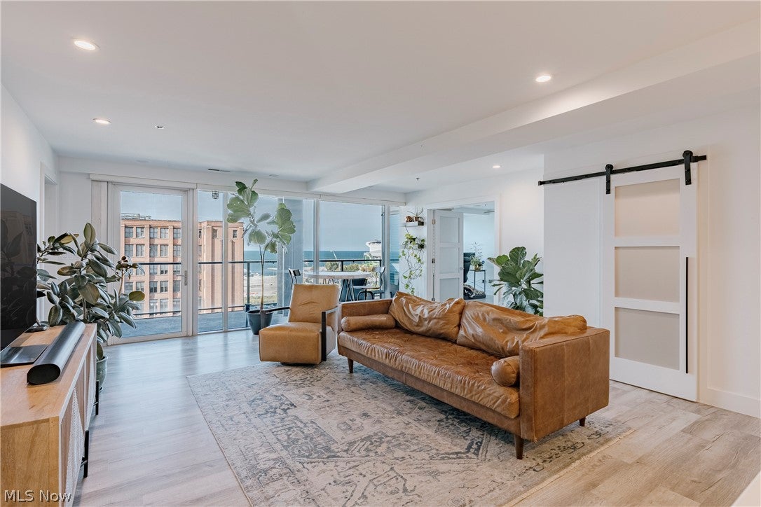 701 W Lakeside Avenue 502