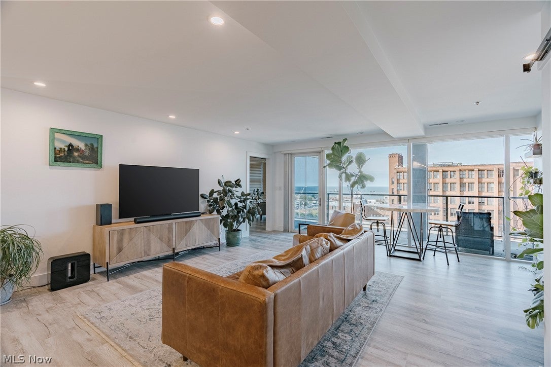 701 W Lakeside Avenue 502