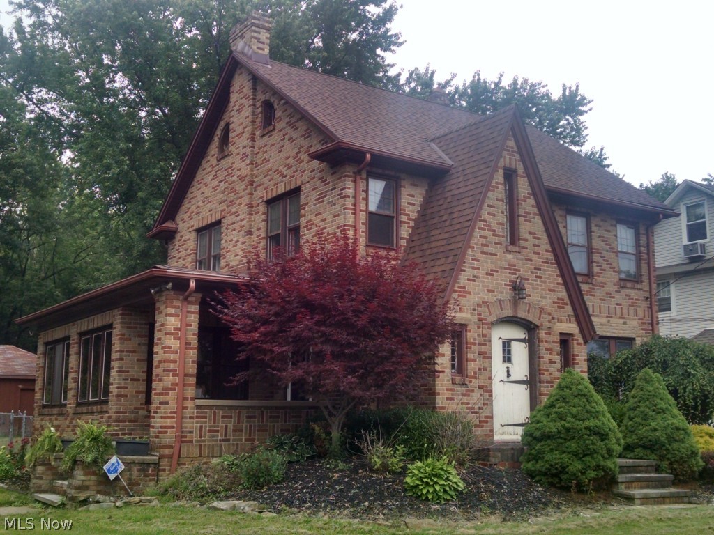 Large all brick home with 3 extra lots. This updated 3-4 bedroom home has a newer roof,furnace and central air. Nice size eat in kitchen with dinnig room right off the kitchen. Beautiful family room with fire place and natural hard woodwork threw out home. First floor sun room right of the family room. Three nice size bedrooms on the second floor. Sit outside on you patio with views of your park like yard. This home is a must see at this price it wont last long. Seller just made $8,000 dollars in point of sale repairs. Property is violation free.