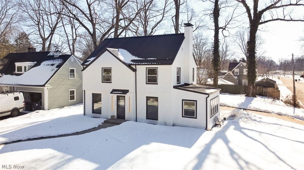 Photo of 1040 Thorndale Drive, Akron, OH 44320 (MLS # 5187268)