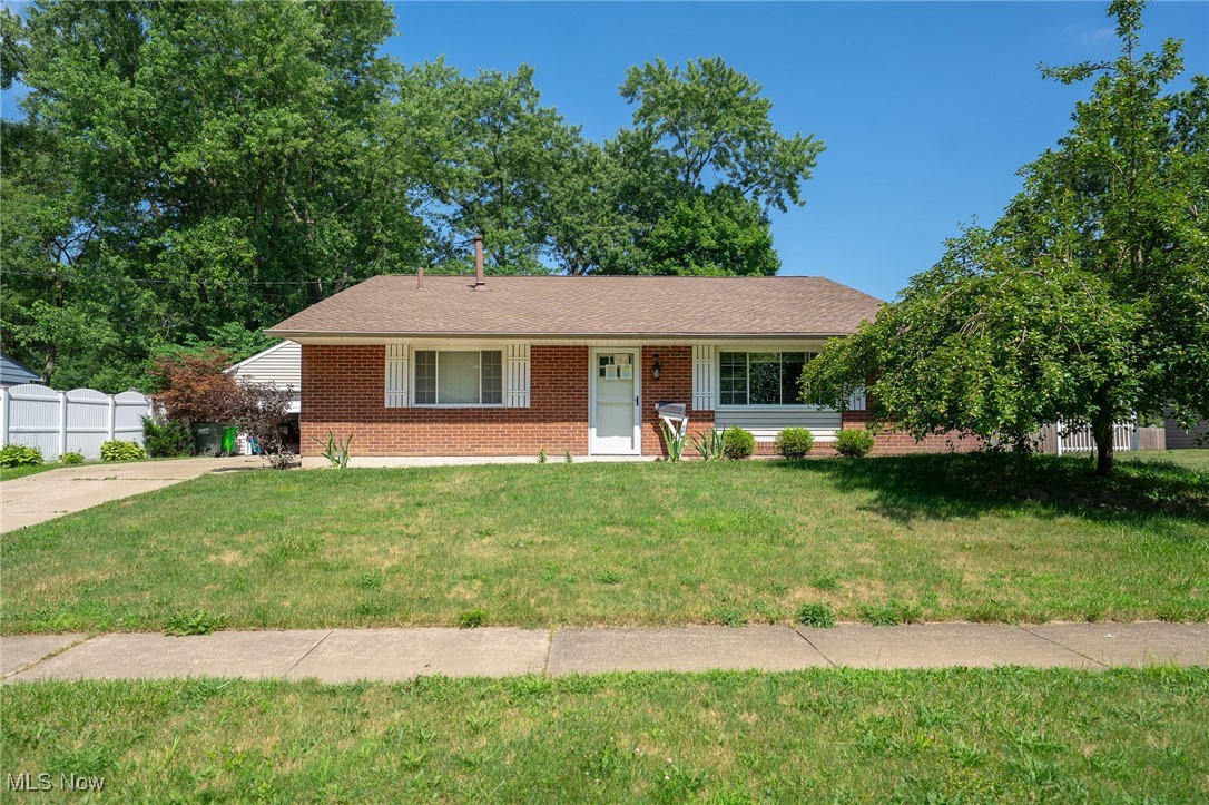 Welcome to this beautiful 3-bedroom, 2-bathroom home in the heart of Munroe Falls! This inviting property features an open-concept family room perfect for entertaining, a spacious living room with soaring vaulted ceilings, and plenty of natural light throughout. A perfect blend of comfort and style – don’t miss this opportunity to call it yours!