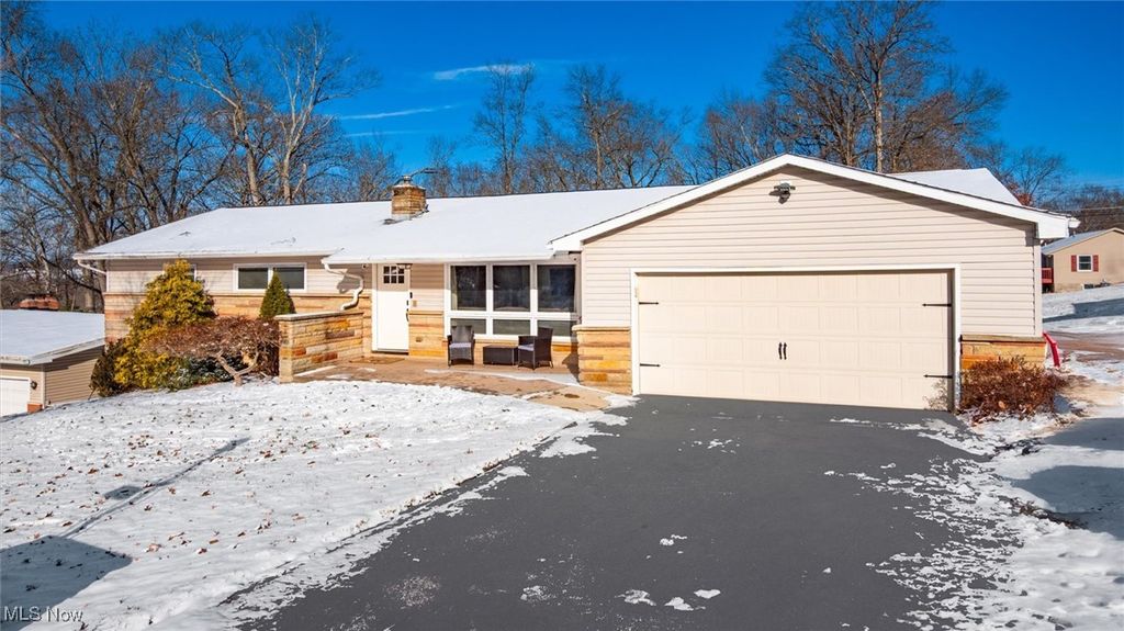 Photo of 935 Blossom Lane, Zanesville, OH 43701 (MLS # 5179806)