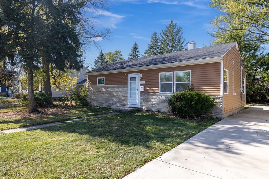 Turn key ready! Newly renovated ranch w/ 3 bedroom, 1 bath, enclosed rear sunporch, and all appliances ; One floor
living with nothing to do, but pack your bags. All items have been replaced/ remodeled since 2022, including roof,
window vinyl siding, flooring, paint, appliances Carrier furnace, AC, remodeled bathroom w/ all new tub surround,
vanity, toilet, etc. new kitchen w/ all appliances included, & concrete driveway. Electrical was updated by previous
owners in 2022. Back yard has one side w/ privacy fence, but offers plenty of room to roam. This one won't last!!!
Schedule your showing today. Conveniently located near schools, shopping, restaurants, hospital, highways, etc.
Security system with movable cameras through Simplisafe.