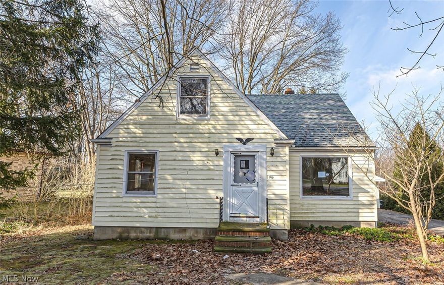2776 Oak St in Willoughby Hills is a Cape Cod-style single-family residence nestled on a spacious lot spanning 0.68 of an acre. Built in 1956, this property features two bedrooms and one full bathroom within its 958 square feet of living space. There is a detached two-car garage. This home is ready for viewings!