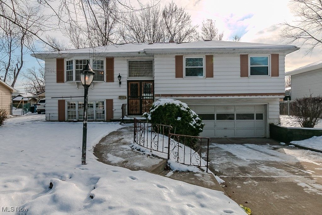 Photo of 36548 Lakehurst Drive, Eastlake, OH 44095 (MLS # 5176574)