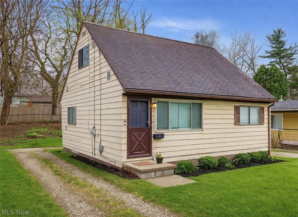 Photo of 1300 Hazel Street, Akron, OH 44305 (MLS # 5197533)