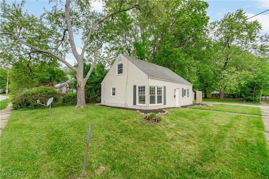 Photo of 2100 Delmore Street, Cuyahoga Falls, OH 44221 (MLS # 5226280)