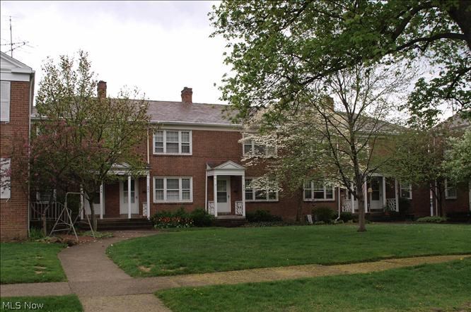 5-plex in Historical Downtown District. The two end units have 3 bedrooms, full bath, living room, basement and rents for $525/month. The three center units have 2 bedrooms, full bath, living room, basement and rents for $500/month. Tenant pays all utilities.