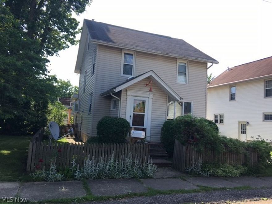 Close to park and schools, nice clean 3 bedroom, 2 bath home for rent. One year lease. Owner requires $775 for monthly rent,  A $425 security deposit. And another $775 to enter into Lease. Upfront total would be $1,975 to rent this property.
Owner is putting in new carpet, blinds & fresh paint. 
  Tenant/renter will be responsible for all utilities ( gas , electric, water, sewer and trash). Clean and ready to move in. *No pets. * No smoking. * Owner requires references.
