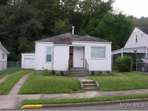 Cute bungalow well maintained with private back fenced lawn. Many updates including windows, siding, carpet and more. Ideal starter or retirement home. Elem: St.Marys Elementary School Elem/Bus: N JrHigh: Pleasants County Middle School JrHigh/Bus: Y High: St Marys High High/Bus: Y Fire: VOL Police: CTY ;SQFT=Fin L1:956, Fin Above:956, Fin Total:956, Unfin Above:0, Unfin Total:Y